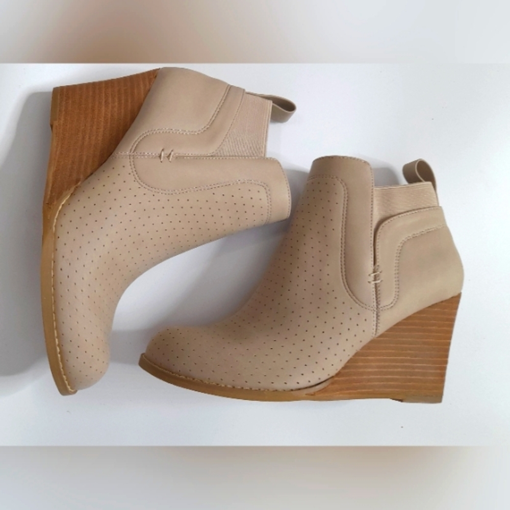 DV by Dolce Vita Gerdy Bootie in Beige Faux Leather Wedge Ankle Boots 6.5